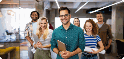 Equipo de trabajo reunido y sonriendo en una oficina