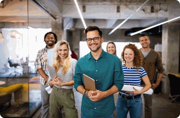 Equipo de trabajo sonriendo en una oficina
